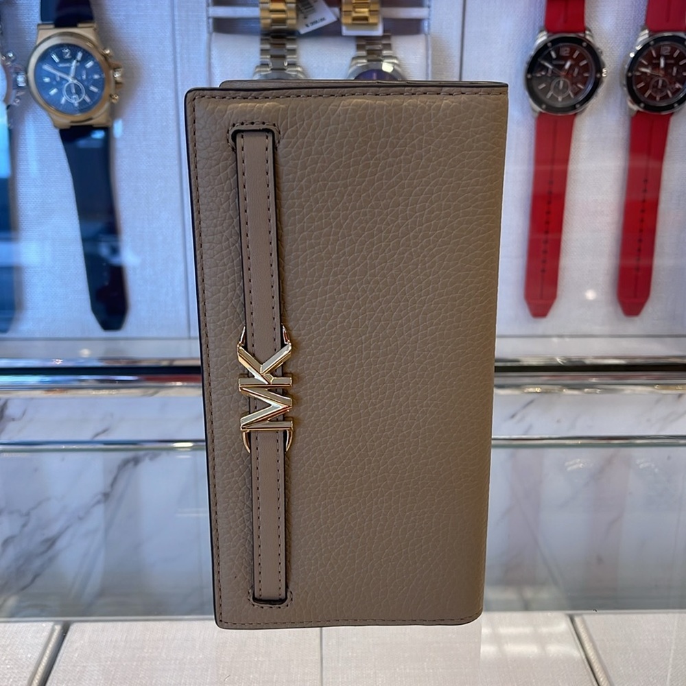 Michael Kors Reed Large Bifold Pebbled Leather Snap Wallet Card Case 
Camel 
NWT - Picture 13 of 16